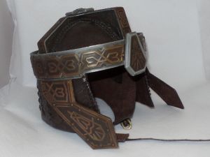 United Cutlery-  Helm Of Gimli , Lord Of The Rings Helmet On Stand-UC-1384